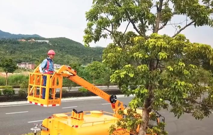 綠化噴灑車高空修剪一體車(圖1)